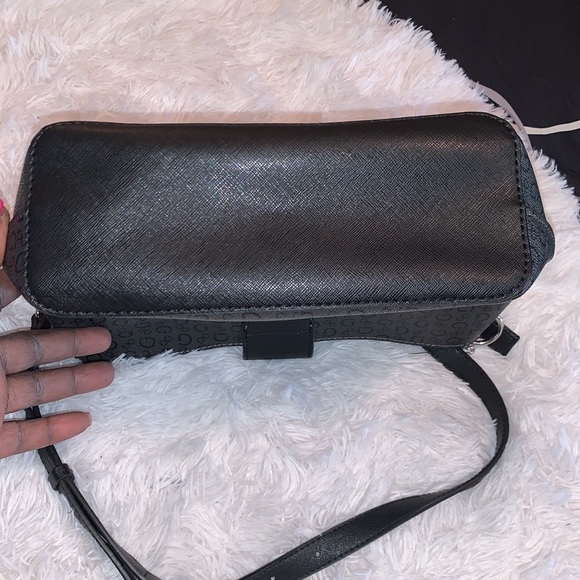 ⭐️BLACK GUESS PURSE AND WRISTLET BUNDLE - Picture 8 of 16